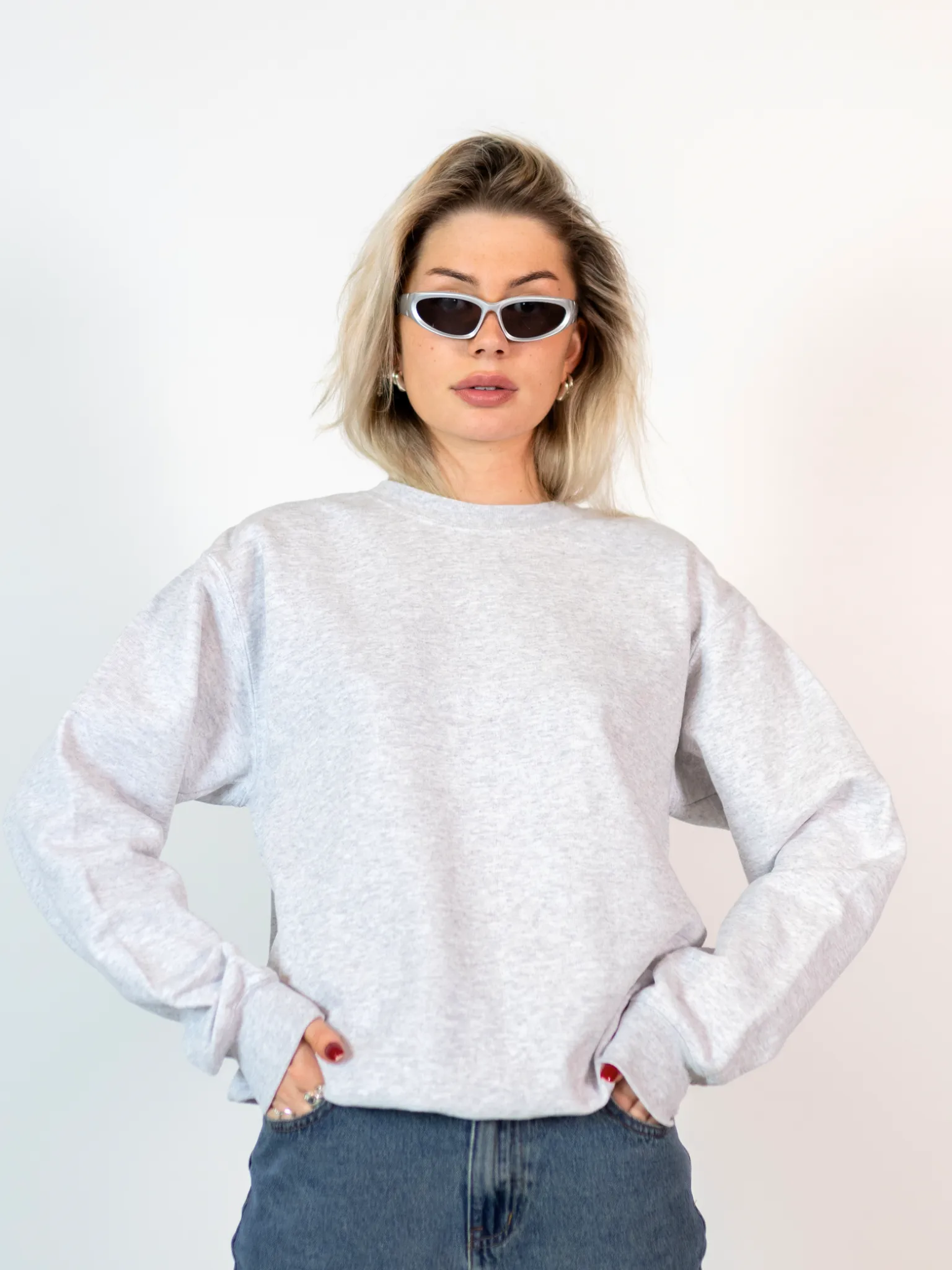 MEGA DOLLED UP (svart) SWEATSHIRT (tryck på baksidan) - GRÅ
